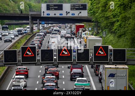 Die Autobahn A3, dichter Verkehr auf 8 Spuren, inkl. Des temporär freigegebenen Standstreifen, vor dem Autobahnkreuz Hilden, Blick Richtung Süden, bei Erkrath, Stau nach Unfall, Infotafel zeigen Verzögerungen an,NRW, Deutschland Autobahn A3 *** die Autobahn A3, dichter Verkehr auf 8 Fahrspuren, inkl. Die temporär freigegebene harte Schulter, vor dem Autobahnkreuz Hilden, Blick in Richtung Süden, bei Erkrath, Verkehrsstau nach Unfall, Hinweistafel mit Verspätungen, NRW, Bundesautobahn A3 Stockfoto