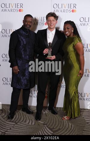 Tom Francis (Mitte) im Presseraum, nachdem er bei den Olivier Awards in der Royal Albert Hall in London von Adrian Lester und Georgina Onuorah mit dem besten Schauspieler ausgezeichnet wurde. Bilddatum: Sonntag, 14. April 2024. Stockfoto