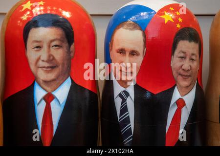 Moskau, Russland. April 2024. Porträts der Führer Xi Jinping und Wladimir Putin sind auf Matryoschka-Puppen abgebildet, die auf einer Theke eines Souvenirshops im Zentrum von Moskau, Russland, zu sehen sind Stockfoto