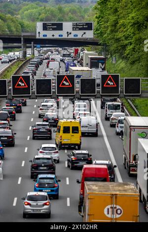 Die Autobahn A3, dichter Verkehr auf 8 Spuren, inkl. Des temporär freigegebenen Standstreifen, vor dem Autobahnkreuz Hilden, Blick Richtung Süden, bei Erkrath, Stau nach Unfall, Infotafel zeigen Verzögerungen an,NRW, Deutschland Autobahn A3 *** die Autobahn A3, dichter Verkehr auf 8 Fahrspuren, inkl. Die temporär freigegebene harte Schulter, vor dem Autobahnkreuz Hilden, Blick in Richtung Süden, bei Erkrath, Verkehrsstau nach Unfall, Hinweistafel mit Verspätungen, NRW, Bundesautobahn A3 Stockfoto