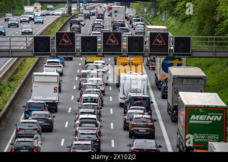 Die Autobahn A3, dichter Verkehr auf 8 Spuren, inkl. Des temporär freigegebenen Standstreifen, vor dem Autobahnkreuz Hilden, Blick Richtung Süden, bei Erkrath, Stau nach Unfall, Infotafel zeigen Verzögerungen an,NRW, Deutschland Autobahn A3 *** die Autobahn A3, dichter Verkehr auf 8 Fahrspuren, inkl. Die temporär freigegebene harte Schulter, vor dem Autobahnkreuz Hilden, Blick in Richtung Süden, bei Erkrath, Verkehrsstau nach Unfall, Hinweistafel mit Verspätungen, NRW, Bundesautobahn A3 Stockfoto