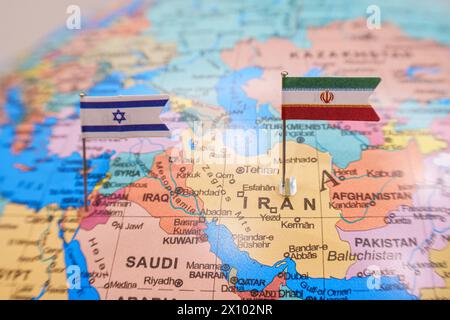 Iran und Israel werden auf der geopolitischen Landkarte unter Flagge gesetzt. Krieg zwischen Iran und Israel Stockfoto
