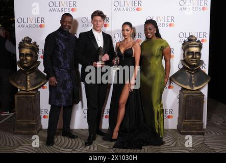 Adrian Lester (links) und Georgina Onuorah (rechts) mit Tom Francis mit dem besten Schauspieler in einem Musical Award und Nicole Scherzinger mit der besten Schauspielerin in einem Musical Award im Presseraum der Olivier Awards in der Royal Albert Hall, London. Bilddatum: Sonntag, 14. April 2024. Stockfoto