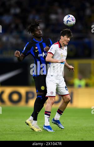 Mailand, Italien. 14. April 2024. Eldor Shomurodov von Cagliari Calcio tritt im Rahmen des Fußballspiels der Serie A zwischen dem FC Internazionale und Cagliari Calcio gegen Yann Aurel Bisseck vom FC Internazionale an. Quelle: Nicolò Campo/Alamy Live News Stockfoto