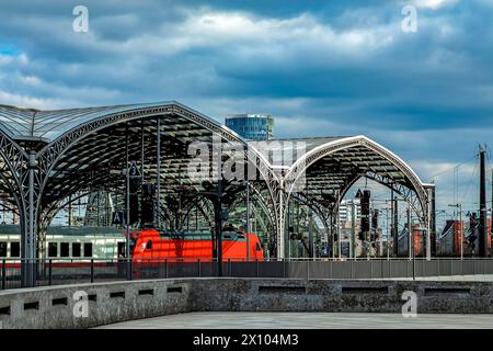 Köln, Deutschland, 22. Februar 2019 . Moderne Lokomotive und Zug stehen an einem Bahnhof in Coogne an einem sonnigen Tag ohne Menschen. Stockfoto