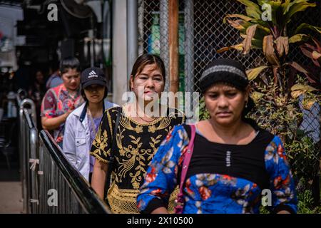 April 2024, Bangkok, Bangkok, Thailand: 14. April, 2024, Tak, Thailand, Myanmar Menschen kommen am Checkpoint Thai-Myanmar Friendship Bridge an der thailändischen Grenze zu Myanmar im Bezirk Mae SOT, Provinz Tak, Thailand an. Die thailändische Premierministerin Srettha Thavisin hat die thailändischen Streitkräfte angewiesen, die Sicherheit an der thailändischen Grenze zu Myanmar zu verschärfen, nachdem es zu Zusammenstößen zwischen dem Militär Myanmars und den ethnischen Karen-Rebellen kam, die die Einwohner Myanmars in dem Gebiet gezwungen hatten, der Schlacht nach Thailand zu entkommen. während der thailändische Außenminister Parnpree seine Besorgnis und Hoffnung zum Ausdruck brachte, einen ASEAN-Konsens über den anhaltenden Arm Myanmars anzustreben Stockfoto