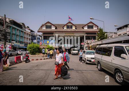 April 2024, Bangkok, Bangkok, Thailand: 14. April, 2024, Tak, Thailand, Myanmar Menschen kommen am Checkpoint Thai-Myanmar Friendship Bridge an der thailändischen Grenze zu Myanmar im Bezirk Mae SOT, Provinz Tak, Thailand an. Die thailändische Premierministerin Srettha Thavisin hat die thailändischen Streitkräfte angewiesen, die Sicherheit an der thailändischen Grenze zu Myanmar zu verschärfen, nachdem es zu Zusammenstößen zwischen dem Militär Myanmars und den ethnischen Karen-Rebellen kam, die die Einwohner Myanmars in dem Gebiet gezwungen hatten, der Schlacht nach Thailand zu entkommen. während der thailändische Außenminister Parnpree seine Besorgnis und Hoffnung zum Ausdruck brachte, einen ASEAN-Konsens über den anhaltenden Arm Myanmars anzustreben Stockfoto