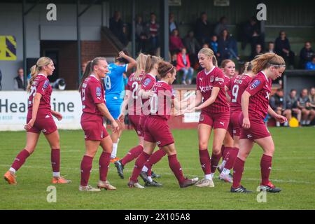 Bourne, Großbritannien. , . Das Northampton Team gratuliert Jade Bell zu ihrem Tor in der Womens National League Div 1 Peterborough United gegen Northampton Town Women Credit: Clive Stapleton/Alamy Live News Stockfoto