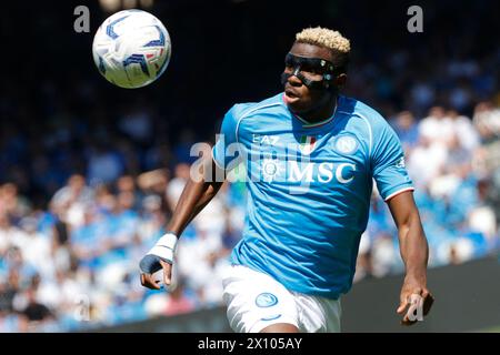 Neapel, Kampanien, Italien. April 2024. Victor Osimhen aus Neapel sieht beim Fußball-Spiel der Serie A SSC Napoli gegen Frosinone Calcio FC Stadio Maradona am 14. April 2024 in Neapel an. (Kreditbild: © Ciro de Luca/ZUMA Press Wire) NUR REDAKTIONELLE VERWENDUNG! Nicht für kommerzielle ZWECKE! Quelle: ZUMA Press, Inc./Alamy Live News Stockfoto