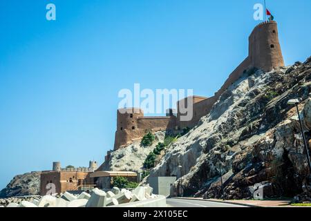 Blick auf die arabischen Burgen Al Mirani und Al Jalali, die auf den Felsen stehen, Muscat, Oman Stockfoto