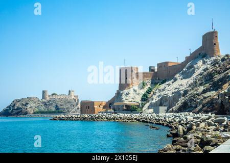 Blick auf die arabischen Burgen Al Mirani und Al Jalali, die auf den Felsen stehen, Muscat, Oman Stockfoto