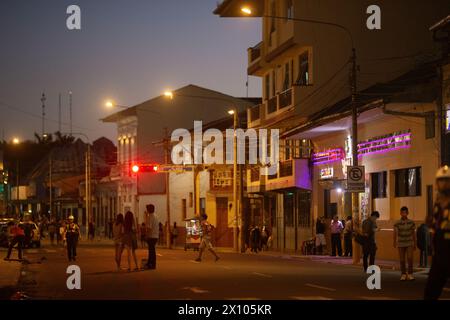 In der Abenddämmerung schlendern die Menschen auf der Plaza de Armas der Stadt Iquitos im Amazonas-Regenwald Perus durch die Straßen Stockfoto