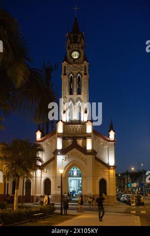 In der Abenddämmerung schlendern die Menschen auf der Plaza de Armas der Stadt Iquitos im Amazonas-Regenwald Perus durch die Straßen Stockfoto