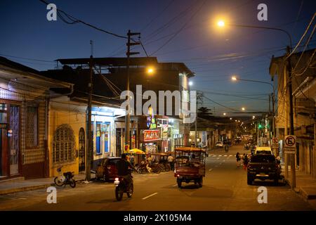 In der Abenddämmerung schlendern die Menschen auf der Plaza de Armas der Stadt Iquitos im Amazonas-Regenwald Perus durch die Straßen Stockfoto