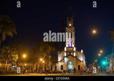 In der Abenddämmerung schlendern die Menschen auf der Plaza de Armas der Stadt Iquitos im Amazonas-Regenwald Perus durch die Straßen Stockfoto