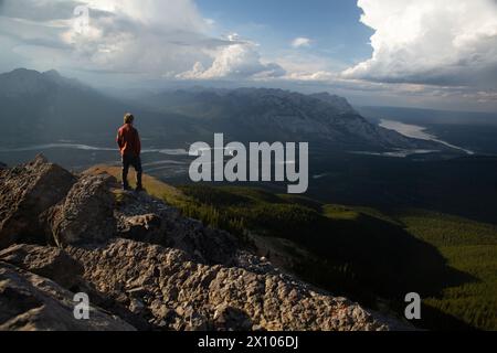 Wanderer erklimmen den Bergrücken von Roche Miette im Jasper National Park. Brule Lake liegt im Hintergrund und blickt in Richtung Hinton. Stockfoto