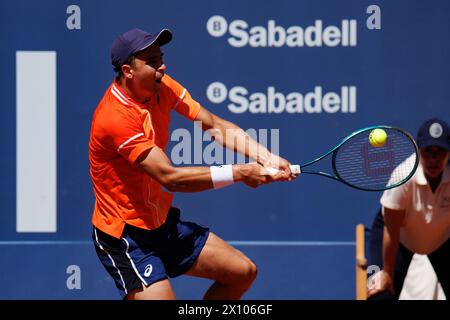 Barcelona, Spanien. April 2024. Duje Ajdukovic in Aktion während des Barcelona Open Banc de Sabadell Tennis Turniers im Reial Club de Tennis Barcelona in Barcelona, Spanien. Quelle: Christian Bertrand/Alamy Live News Stockfoto