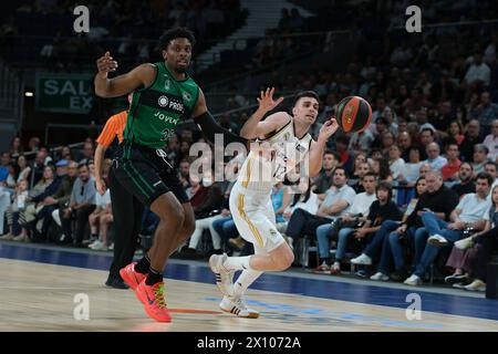 Madrid, Spanien. April 2024. Carlos Alocén von Real Madrid während des Basketballspiels der ACB Liga Endesa zwischen Real Madrid und Joventut Badalona im Wizink Center am 14. April 2024 in Madrid. (Foto: Oscar Gonzalez/SIPA USA) Credit: SIPA USA/Alamy Live News Stockfoto