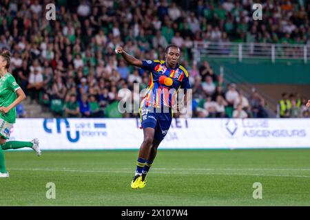 Saint Etienne, Frankreich. April 2024. Vicky Becho (27 Olympique Lyonnais) feiert nach einem Treffer während des D1 Arkema-Spiels zwischen AS Saint-Etienne und Olympique Lyonnais im Stadion Geoffroy Guichard in Saint-Etienne, Frankreich. (Pauline FIGUET/SPP) Credit: SPP Sport Press Photo. /Alamy Live News Stockfoto