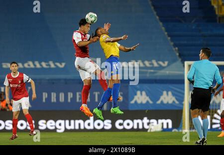 Estoril, Portugal. April 2024. Estoril, 13/2024 - Estoril Praia hat heute Abend den SC Braga im Antonio Coimbra da Mota Stadion in Estoril ausgetragen, in einem Spiel, das für die 29. Runde der I League der Saison 2023/2024 zählt. Cassiano, Vitor Carvalho (Álvaro Isidoro/Global Imagens) Credit: Atlantico Press/Alamy Live News Stockfoto