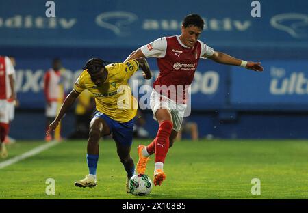 Estoril, Portugal. April 2024. Estoril, 13/2024 - Estoril Praia hat heute Abend den SC Braga im Antonio Coimbra da Mota Stadion in Estoril ausgetragen, in einem Spiel, das für die 29. Runde der I League der Saison 2023/2024 zählt. Vitor Carvalho (Álvaro Isidoro/Global Imagens) Credit: Atlantico Press/Alamy Live News Stockfoto