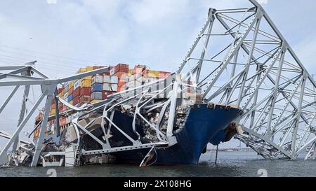 Dundalk, Vereinigte Staaten von Amerika. 26. März 2024. Der verschlungene Frachtträger MV Dali, der am 26. März 2024 in der Nähe von Dundalk, Maryland, in den Stahlträgern der eingestürzten Francis Scott Key Bridge auf dem Kanal Fort McHenry eingehüllt wurde. Die Brücke wurde am 26. März von einem 984-Fuß-Containerschiff getroffen und stürzte zusammen, wobei sechs Arbeiter ums Leben kamen. Quelle: Dave Adams/USACE/Alamy Live News Stockfoto