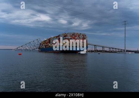 Dundalk, Vereinigte Staaten von Amerika. 26. März 2024. Der verschlungene Frachtträger MV Dali, der am 26. März 2024 in der Nähe von Dundalk, Maryland, in den Stahlträgern der eingestürzten Francis Scott Key Bridge auf dem Kanal Fort McHenry eingehüllt wurde. Am frühen Morgen des 26. März brach das 984-Fuß-Containerschiff auf die Brücke ein und tötete sechs Arbeiter und schloss den Hafen von Baltimore. Quelle: Dave Adams/USACE/Alamy Live News Stockfoto