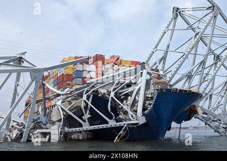 Dundalk, Vereinigte Staaten von Amerika. 26. März 2024. Der verschlungene Frachtträger MV Dali, der am 26. März 2024 in der Nähe von Dundalk, Maryland, in den Stahlträgern der eingestürzten Francis Scott Key Bridge auf dem Kanal Fort McHenry eingehüllt wurde. Am frühen Morgen des 26. März brach das 984-Fuß-Containerschiff auf die Brücke ein und tötete sechs Arbeiter und schloss den Hafen von Baltimore. Quelle: Dave Adams/USACE/Alamy Live News Stockfoto