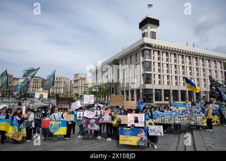 Verwandte und Freunde vermisster ukrainischer Soldaten halten Plakate, Plakate, Fahnen und Banner mit Bildern der vermissten Soldaten während der Demonstration. In den Kämpfen um die Stadt Bakhmut gegen die russische Militärformation Wagner Group forderte eine Kundgebung die Behörden auf, ukrainische Soldaten, die in Aktion verschwunden waren, sowie Kriegsgefangene aus russischer Gefangenschaft ausfindig zu machen und zurückzugeben. Stockfoto