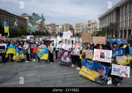 Verwandte und Freunde vermisster ukrainischer Soldaten halten Plakate, Plakate, Fahnen und Banner mit Bildern der vermissten Soldaten während der Demonstration. In den Kämpfen um die Stadt Bakhmut gegen die russische Militärformation Wagner Group forderte eine Kundgebung die Behörden auf, ukrainische Soldaten, die in Aktion verschwunden waren, sowie Kriegsgefangene aus russischer Gefangenschaft ausfindig zu machen und zurückzugeben. Stockfoto