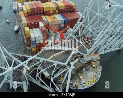 Dundalk, Vereinigte Staaten von Amerika. 28. März 2024. Luftaufnahme des verwickelten Frachtträgers MV Dali, ummantelt in den Stahlträgern der eingestürzten Francis Scott Key Bridge, die den Kanal Fort McHenry blockierte, am 28. März 2024 in der Nähe von Dundalk, Maryland. Die Brücke wurde am 26. März von einem 984-Fuß-Containerschiff getroffen und stürzte zusammen, wobei sechs Arbeiter ums Leben kamen. Quelle: PO3 Kimberly Reaves/US Coast Guard/Alamy Live News Stockfoto