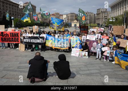 Kiew, Ukraine. April 2024. Verwandte und Freunde vermisster ukrainischer Soldaten tragen Plakate, Fahnen und Banner bei einer Demonstration in den Kämpfen für die Stadt Bakhmut gegen die russische Militärformation. sowie Kriegsgefangene aus russischer Gefangenschaft. (Foto: Oleksii Chumachenko/SOPA Images/SIPA USA) Credit: SIPA USA/Alamy Live News Stockfoto