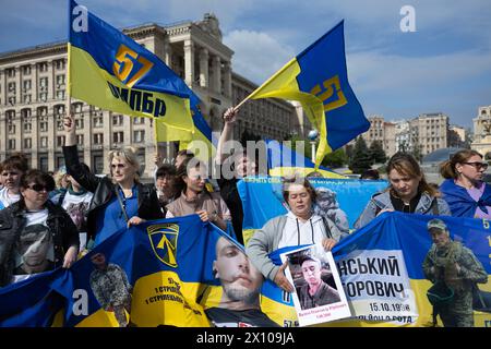 Kiew, Ukraine. April 2024. Verwandte und Freunde vermisster ukrainischer Soldaten halten Plakate, Plakate, Fahnen und Banner mit Bildern der vermissten Soldaten während der Demonstration. In den Kämpfen um die Stadt Bakhmut gegen die russische Militärformation Wagner Group forderte eine Kundgebung die Behörden auf, ukrainische Soldaten, die in Aktion verschwunden waren, sowie Kriegsgefangene aus russischer Gefangenschaft ausfindig zu machen und zurückzugeben. (Credit Image: © Oleksii Chumachenko/SOPA Images via ZUMA Press Wire) NUR REDAKTIONELLE VERWENDUNG! Nicht für kommerzielle ZWECKE! Stockfoto