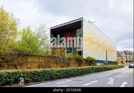 The Lightbox, eine moderne lokale Kunstgalerie, Kulturzentrum und Ausstellungsraum im Stadtzentrum von Woking, einer Stadt in Surrey, England Stockfoto