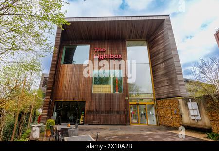 The Lightbox, eine moderne lokale Kunstgalerie, Kulturzentrum und Ausstellungsraum im Stadtzentrum von Woking, einer Stadt in Surrey, England Stockfoto