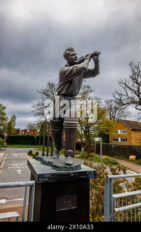 Statue des Cricketers, Batsman (Batter) Eric Bedser, auf der Bedser Bridge im Stadtzentrum von Woking, einer Stadt in Surrey, England Stockfoto