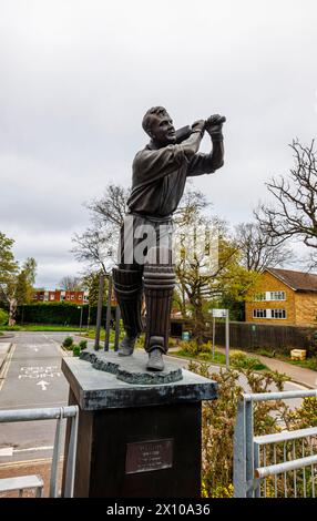 Statue des Cricketschlägers Eric Bedser auf der Bedser Bridge im Zentrum von Woking, einer Stadt in Surrey, England Stockfoto