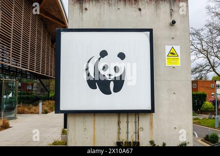 Das Modern Architecture World Wide Fund for Nature (WWF) Hauptquartier, das Living Planet Centre, im Zentrum von Woking, einer Stadt in Surrey, England Stockfoto