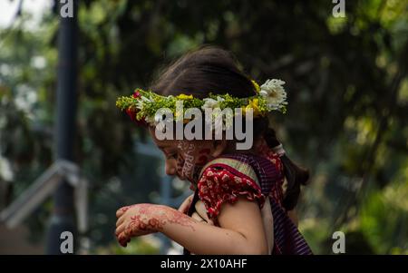 Bangla Noborsho 2024 feiert das bengalische Neujahr in Bangladesch und Westbengalen. Zu den Festlichkeiten gehören kulturelle Veranstaltungen, traditionelle Speisen und V Stockfoto