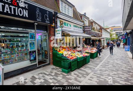 Ausstellung vor Boz's Fruit & Veg (Boz & Ali's Fruit & Veg) in Church Path, Woking, mit farbenfroher Präsentation von Produkten Stockfoto