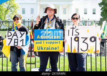Washington, Usa. April 2024. Menschen, die vor dem Weißen Haus in Washington, DC, Zeichen zur Unterstützung der Ukraine halten. (Foto: Michael Brochstein/SIPA USA) Credit: SIPA USA/Alamy Live News Stockfoto