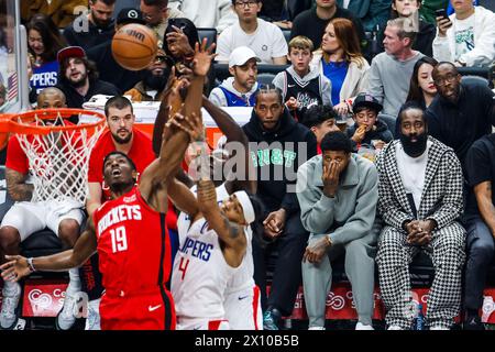 Los Angeles, Kalifornien, USA. April 2024. Ivica Zubac #40 von Los Angeles Clippers, Kawhi Leonard #2, Paul George #13 und James Harden #1 beobachten von der Bank während eines NBA-Basketballspiels gegen die Houston Rockets in der Crypto.com Arena am Sonntag, den 14. April 2024 in Los Angeles. (Kreditbild: © Ringo Chiu/ZUMA Press Wire) NUR REDAKTIONELLE VERWENDUNG! Nicht für kommerzielle ZWECKE! Quelle: ZUMA Press, Inc./Alamy Live News Stockfoto