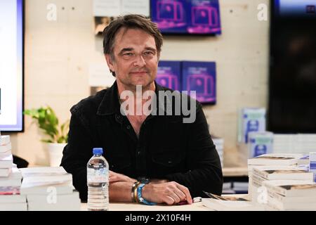 Paris, Frankreich. April 2024. David Hallyday signiert sein Buch beim Pariser Buchfestival am 14. April 2024 im ephemeren Grand Palais. Foto: Thibaud MORITZ/ABACAPRESS.COM Credit: Abaca Press/Alamy Live News Stockfoto