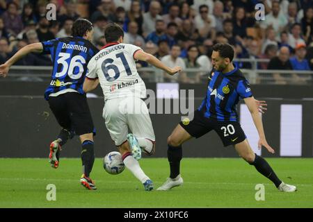 Mailand, Italien, 14. April 2024 Hakan Çalhanoğlu vom FC Internazionale tritt beim Spiel der Serie A zwischen FC Internazionale und Cagliari Calcio gegen Eldor Shomurodov um den Ball an Stockfoto