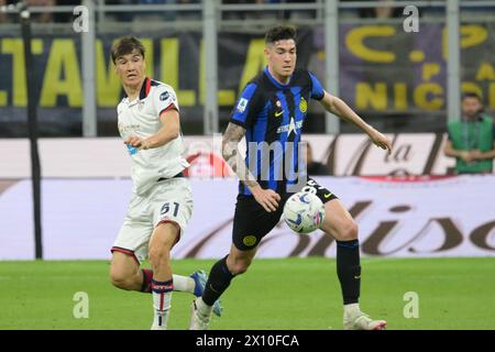 Mailand, Italien, 14. April 2024 Alessandro Bastoni vom FC Internazionale tritt um den Ball mit Eldor Shomurodov von Cagliari Calcio während des Spiels der Serie A zwischen FC Internazionale und Cagliari Calcio an Stockfoto