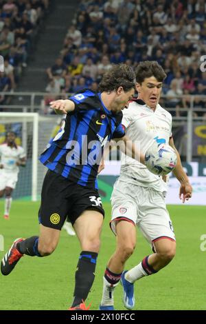 Mailand, Italien, 14. April 2024 Matteo Darmian vom FC Internazionale tritt um den Ball gegen Eldor Shomurodov von Cagliari Calcio während des Spiels der Serie A zwischen FC Internazionale und Cagliari Calcio an Stockfoto
