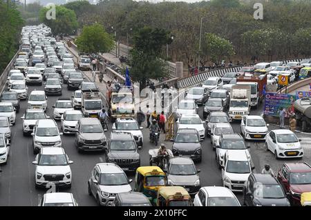 NOIDA, INDIEN - 14. APRIL: Stau wegen der Feier von Ambedkar Jayanti in Rashtriya Dalit Prerna Sthal, Sektor 95, am 14. April 2024 in Noida, Indien. Jedes Jahr, am 14. April, wird Dr. Bhimrao Ramji Ambedkars Geburtstag als Ambedkar Jayanti gefeiert. Die indische Verfassung wurde von dem Sozialreformer Dr. BR Ambedkar verfasst, der oft als Babasaheb bekannt ist. Er war ein Ökonom und Jurist, dessen Ideen sich auf mehrere Generationen ausgewirkt haben. Die Dalit-Bewegung in Indien wurde auch von Dr. Ambedkar angeführt. (Foto: Sunil Ghosh/Hindustan Times/SIPA USA ) Stockfoto