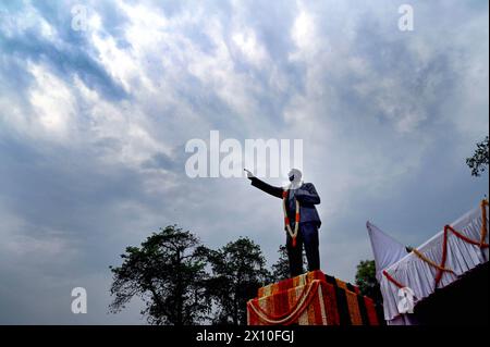 NEW DELHI, INDIEN - 14. APRIL: Wolken über der Statue von Dr. BR Ambedkar zu seinem Geburtstag, am 14. April 2024 im Parlamentsgebäude in Neu-Delhi, Indien. Jedes Jahr, am 14. April, wird Dr. Bhimrao Ramji Ambedkars Geburtstag als Ambedkar Jayanti gefeiert. Die indische Verfassung wurde von dem Sozialreformer Dr. BR Ambedkar verfasst, der oft als Babasaheb bekannt ist. Er war ein Ökonom und Jurist, dessen Ideen sich auf mehrere Generationen ausgewirkt haben. Die Dalit-Bewegung in Indien wurde auch von Dr. Ambedkar angeführt. (Foto: Arvind Yadav/Hindustan Times/SIPA USA ) Stockfoto