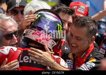 Austin, Texas, USA. April 2024. Ducati Lenovo Teamfahrer ENEA BASTIANINi (23) aus Italien feiert mit dem IS-Team beim MotoGP Red Bull Grand Prix of the Americas auf dem Circuit of the Americas. (Kreditbild: © Mark Fann/ZUMA Press Wire) NUR REDAKTIONELLE VERWENDUNG! Nicht für kommerzielle ZWECKE! Quelle: ZUMA Press, Inc./Alamy Live News Stockfoto