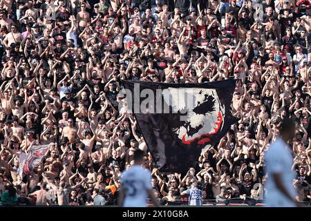 Fans (Mailand) beim italienischen Spiel der Serie A zwischen Sassuolo 3-3 Mailand im Mapei Stadium am 14. April 2024 in Reggio Emilia, Italien. Quelle: Maurizio Borsari/AFLO/Alamy Live News Stockfoto